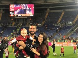 Sosok Wanita Cantik Pemulus Langkah Alisson ke Liverpool