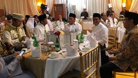 Akrab bersama politisi lain, inilah momen Aburizal mencicip makanan di satu meja yang sama. Nampak ada Ketua DPR Bambang Soesatyo, Akbar Tanjung dan Idrus Marham. Foto: Instagram aburizalbakrie.id