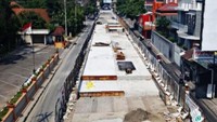 Menteri Pekerjaan Umum dan Perumahan Rakyat (PUPR) Basuki Hadimuljono mengatakan progres dari pembangunan flyover (FO) Manahan di kota Solo, Jawa Tengah, telah mencapai 45%. Dia pun memperkirakan jembatan layang tersebut bisa selesai sesuai target yakni pada Oktober 2018. Pool/Kementerian PUPR.