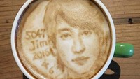 Coffee latte yang satu ini berbentuk wajah Jerry Yan. Wah jadi sayang nih untuk di seruput. Foto: Instagram @jerryyan143