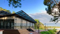 Tak jauh berbeda dengan Bathers Beach House, Pee Wee juga sediakan pemandangan pantai dengan interior restoran modern minimalis. Hanya saja letaknya di Darwin, Northern Terriotory. Foto: peewee 