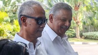 Mengenakan kemeja putih, Sofyan didampingi 3 orang dan sesekali melayani pertanyaan media saat akan masuk ke Gedung KPK.