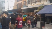 Manajer Kemahasiswaan Tel-U Soni Sandono membenarkan pemuda tewas diduga bunuh diri itu mahasiswanya. Dia orang Batam, ucap Soni.