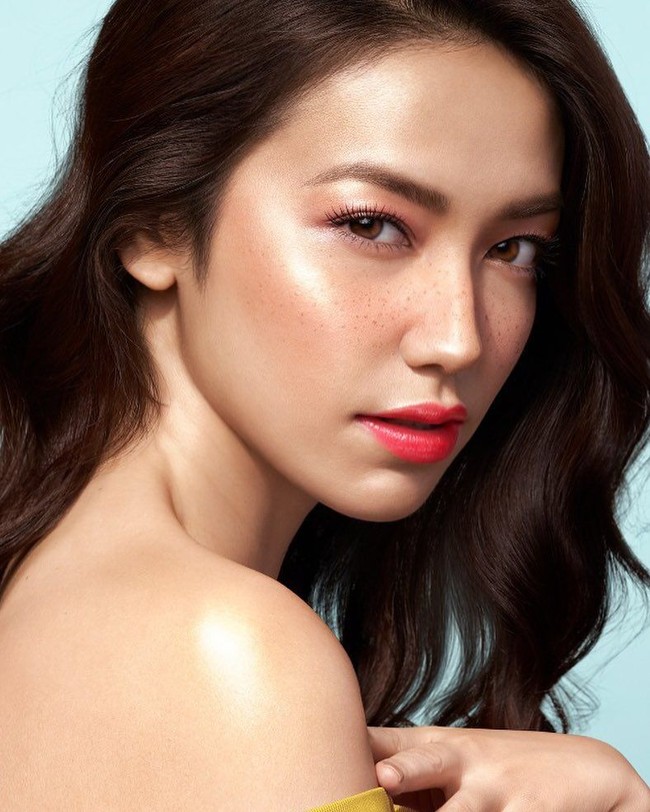 Masih dari tangan Ryan Ogilvy, Velove Vexia juga tampil dengan tren makeup freckles. Kali ini untuk iklan kampanye bernuansa musim panas untuk Maybelline. Foto: Instagram/@ryanogilvy