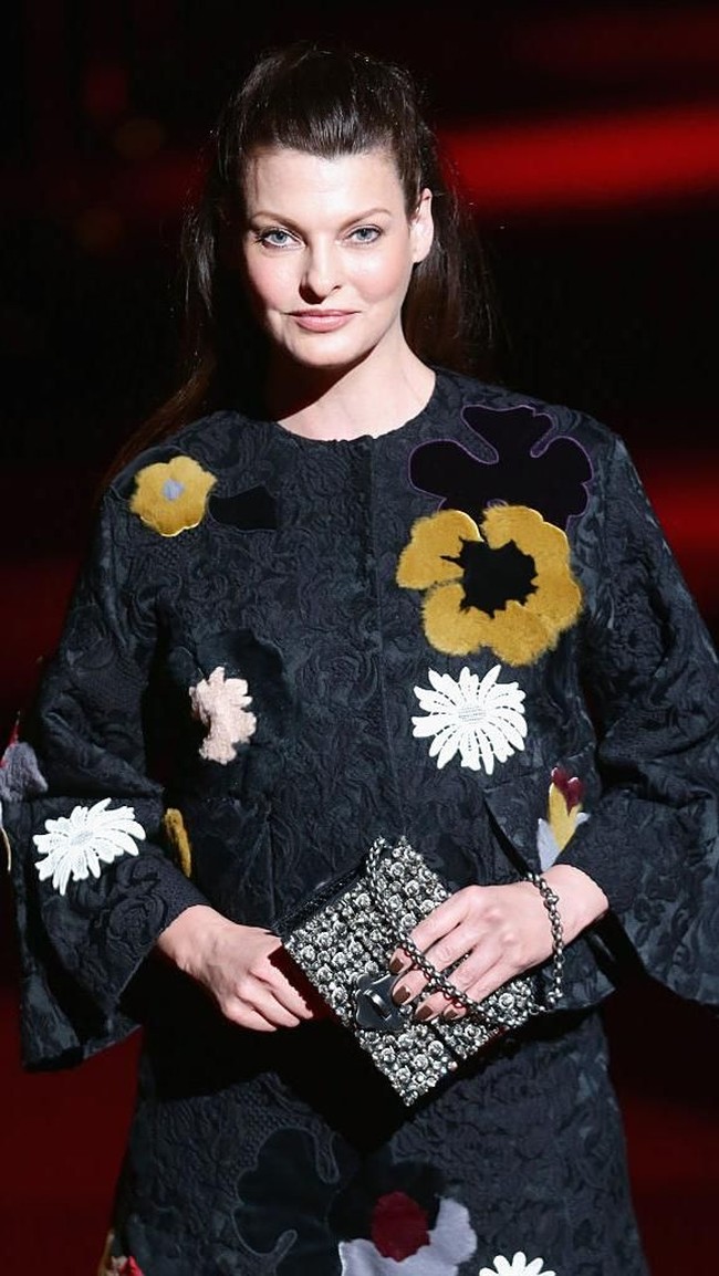 Namun kini ia tak lagi suntik botox. Ia bersama timnya membuat skin care antiaging dengan hasil maksimal. Adalah serum antiaging Erasa XEP-30. Setelah menggunakan serum tersebut, kulit Linda bisa tetap awet muda meski tanpa botox.  Foto: Getty Images