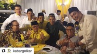 Aburizal pernah mejabat sebagai Ketua Umum Partai Golkar. Ini posenya bersama para petinggi Golkar lain saat buka puasa bersama di rumah Menteri Sosial, Idrus Marham. Apa saja ya menu buka puasa mereka? Foto: Instagram aburizalbakrie.id