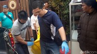 Jasad AR langsung dievakuasi tim INAFIS Polres Bandung dan anggota Polsek Dayeuhkolot ke Rumah Sakit Sartikaasih, Kota Bandung.
