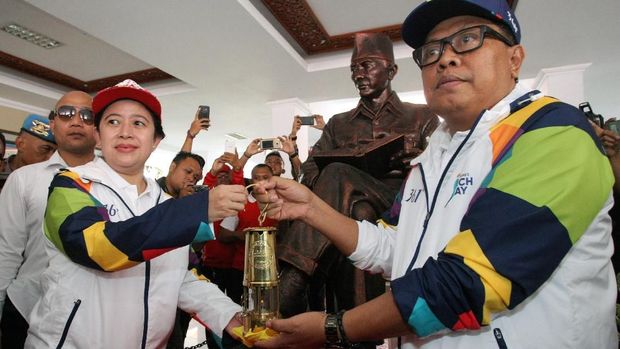 Menko PMK Puan Maharani (Kiri) menyerahkan Api Obor Asian Games 2018 kepada Wakil Wali Kota Blitar Santoso 