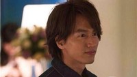 Ganteng ya? Sambil memegang wine, Jerry Yan tampak tersenyum tipis. Foto: Instagram @jerryyan143