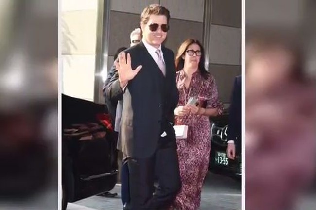 Tom Cruise baru saja mengalami malfungsi busana yang memalukan, yaitu lupa menaikkan ritsleting celana di premier film Mission: Impossible - Fallout di Tokyo, Jepang, Rabu (18/7/2018). Foto: Getty Images