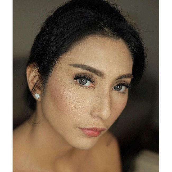 Makeup freckles juga menghiasi wajah Tyas Mirasih. Riasan wajah natural ini dikreasikan oleh makeup artist Meivi Meyy. Foto: Instagram/@tyasmirasih