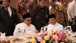 Intip Momen Aburizal Bakrie Tiup Kue Ultah hingga Sarapan Bareng Cucu
