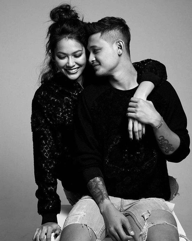 Puteri Indonesia 2017 Bunga Jelitha Ibrani diketahui menjalin hubungan asmara dengan Syamsir Alam, seorang mantan atlet sepakbola yang juga pernah tergabung dalam timnas U-23 Indonesia. Setelah pensiun sebagai atlet, pria  25 tahun ini memilih menggeluti dunia televisi sebagai presenter. Foto: Dok. Instagram