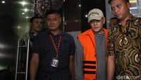 Fahmi keluar dengan menggunakan topi.