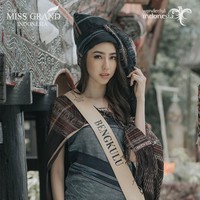 Saat babak top 2, Nadia Purwoko mendapatkan pertanyaan penentu yaitu jika memiliki kekuatan super, hal apa yang dia selamatkan. Dan Nadia memberikan jawaban yang dianggap juri paling memukau. “Hal pertama yang akan saya selamatkan untuk perdamaian dunia adalah menolong anak-anak kecil dan ibu. Mengapa karena rasa sayang dan perdamaian dimulai dari jiwa anak-anak. Dan anak-anak yang tumbuh dengan jiwa, yang diberi makan dengan kasih sayang akan tumbuh menjadi orang dewasa yang mengerti apa arti perdamaian,” ujarnya di atas panggung grand final Miss Grand Indonesia 2018 yang digelar di Jakarta Convention Center, Sabtu (21/7/2018). Foto: Dok. Instagram Miss Grand Indonesia