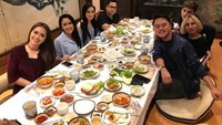Love You my sayanggggsss ... thanks for tonight many happy n laughing, tulis ibu dua anak ini d keterangan foto. Iis menyantap makanan Korea bareng Cita Citata hingga Vega Darwanti. Foto: Instagram @isdadahlia
