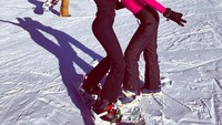 Seperti misalnya ski. Ya, wanita yang pernah berprofesi sebagai umbrella girl itu juga bermain ski. Ia kerap bermain ski bersama sahabatnya. Foto: Instagram/francescasofianovello