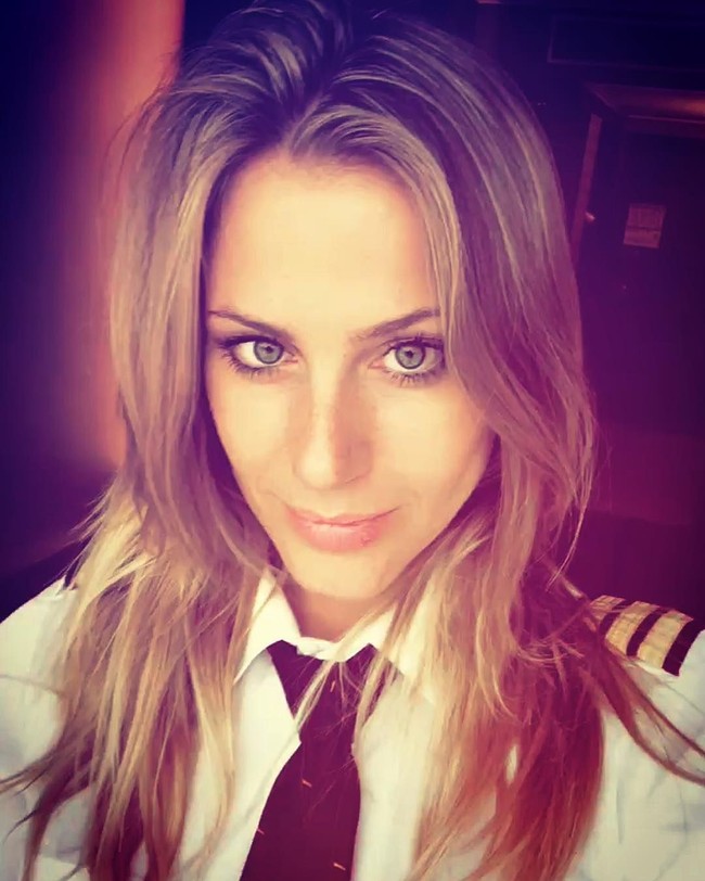 Sara Johansson merupakan pilot cantik dari Swedia. Ia merupakan pilot pesawat Falcon 7X dan Boeing 737. (Foto: Instagram)