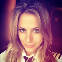 Sara Johansson merupakan pilot cantik dari Swedia. Ia merupakan pilot pesawat Falcon 7X dan Boeing 737. (Foto: Instagram)