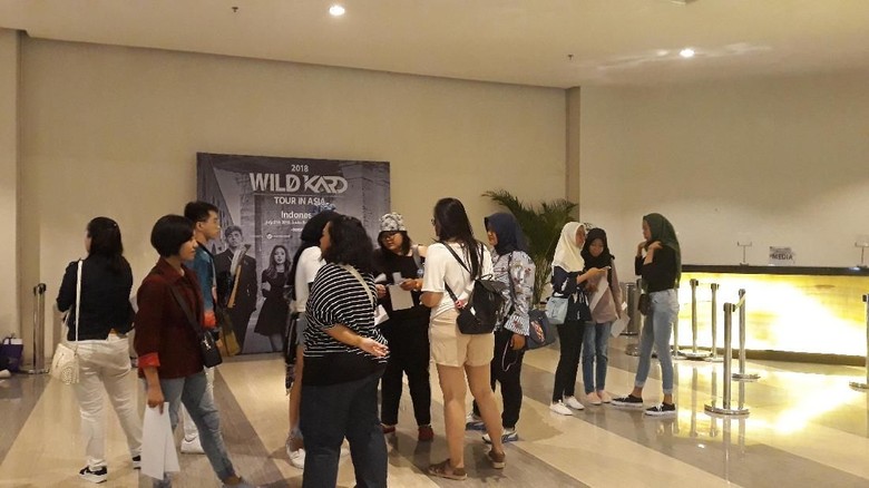 Demi KARD, Fans Rela Antre dari Pagi Demi KARD, Fans Rela Antre dari Pagi