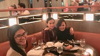Kala di London, Iis kulineran bersama anak perempuan dan temannya. Restoran bermenu seafood jadi pilihan istri pilot ini. Foto: Instagram @isdadahlia