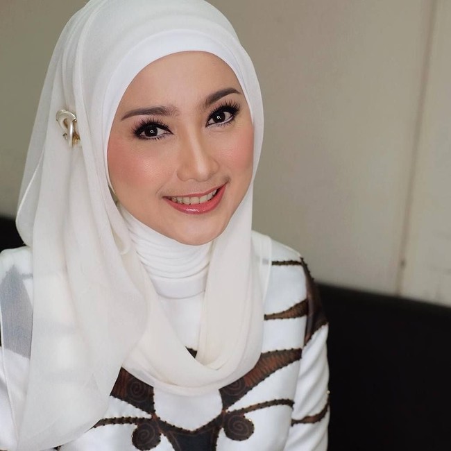 Desy Ratnasari bertugas di Koimsi VII yang membidangi agama, sosial, dan pemberdayaan perempuan. Menghadapi akhir jabatan di periode ini, Desy Ratnasari siap mencalonkan diri kembali di Pileg 2019. (Foto: Instagram)