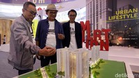 Amrozi Hamidi Direktur Utama PT Adhi Commuter Properti (ACP), Pundjung Setya Brata Komisaris Utama PT Adhi Commuter Properti dan Djoko Santoso Manager Pemasaran PT Adhi Commuter Properti berbincang saat pameran LRT City Expo, di Lotte Shopping Avenue, Jakarta Sabtu (21/7/2018). 