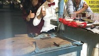 Pulang syuting film terbarunya. Boy pun nampak singgah ke warung yang jual makanan ekstrim yaitu daging ular.zea Foto: Instagram @boywilliam17