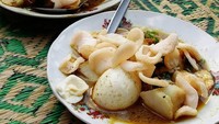 Dipadu dengan bumbu cokelat, kupat gule telur dan kupat gule kambing terasa nikmat. Sepertinya ini adalah sajian ketupat a la Jogja. Foto: Instagram @itsmefanin