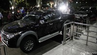 Dua mobil milik Kalapas Sukamiskin Wahid Husen diamankan KPK , yaitu Mistubishi Triton Exceed berwarna hitam dan Mitsubishi Pajero Sport Dakkar berwarna hitam dipajang didepan kantor KPK, Jakara, Sabtu (21/7/2018). 