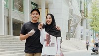Suami kalo makan rapi, kalo aku mah cuek, tulis Poppy pada foto ini. Keduanya tengah menikmati es krim potong. Kayak masih pacaran ya.  Foto: Instagram @poppybungariphat