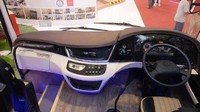 Pintu depan dan pintu belakang bus bisa dipilih tipe swing, sliding manual, atau pneumatic plug. Di sebelah kanan, tidak terdapat pintu sopir. Tapi, kalau mau ditambahkan pintu sopir bisa saja dengan tipe pintu swing hinge mechanism. Istimewa/Dok. Hino.