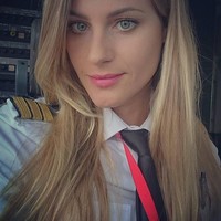 Pada postingannya di Instagram, potret selfie dirinya pun kebanyakan dilakukan saat Sara masih mengenakan seragam pilot. (Foto: Instagram)