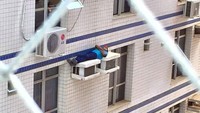 Kasihan, pekerja ini kayaknya kelelahan sehingga harus tidur dulu sejenak sebelum melanjutkan pekerjaan. Istimewa/Boredpanda.