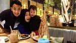 Poppy Bunga Selalu Pamer Kemesraan dengan Keluarga Saat Kulineran
