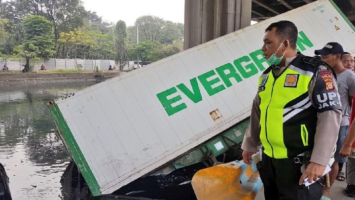Truk Kontainer Tercebur di Kali Ancol