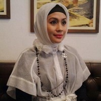 Raslina Rosidi dikenal sebagai aktris yang populer di layar kaca. Finalis Wajah Femina tahun 1995 ini kini menjadi caleg dari Partai Berkarya bersama dengan deretan artis lainnya seperti Paramitha Rusady dan Sultan Djorghi. (Foto: Instagram)
