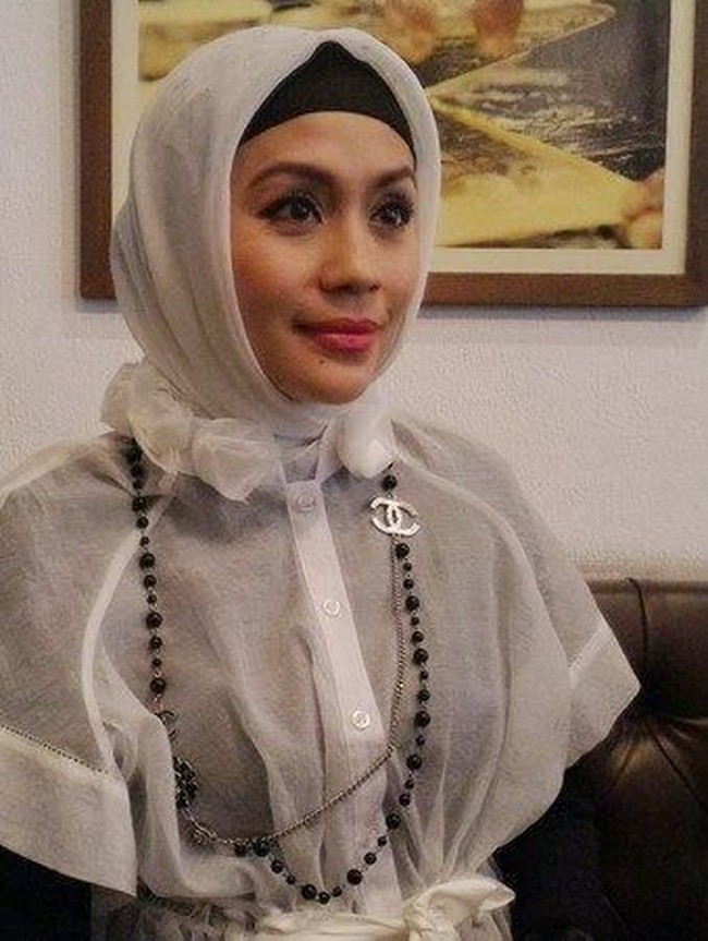 Raslina Rosidi dikenal sebagai aktris yang populer di layar kaca. Finalis Wajah Femina tahun 1995 ini kini menjadi caleg dari Partai Berkarya bersama dengan deretan artis lainnya seperti Paramitha Rusady dan Sultan Djorghi. (Foto: Instagram)