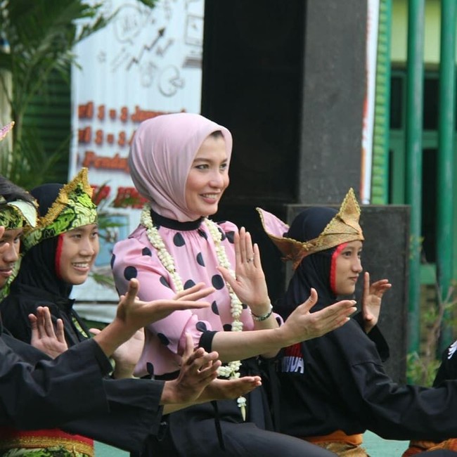 Kini, Arzeti akan kembali berlaga di Pileg DPR RI 2019. Padahal, tahun 2015 ia sempat disebut-sebut akan dicalonkan menjadi calon Walikota Surabaya. (Foto: Instagram)