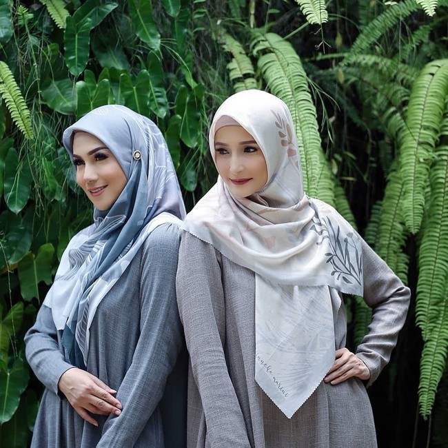 Ineke dan Marini berpose dalam balutan busana berwarna kalem. (Foto: Instagram/@inekekoesherawati)