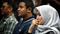 Dulu, saat Fahmi Darmawansyah divonis KPK, Inneke Koesherawati menangis. Foto: Hasan Alhabshy