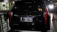 Selain mobil kpk juga mengamankan uang total Rp 279.920.000 dan USD 1.410.