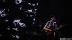 Aksi Romantis James Bay Berbatik di We The Fest 2018