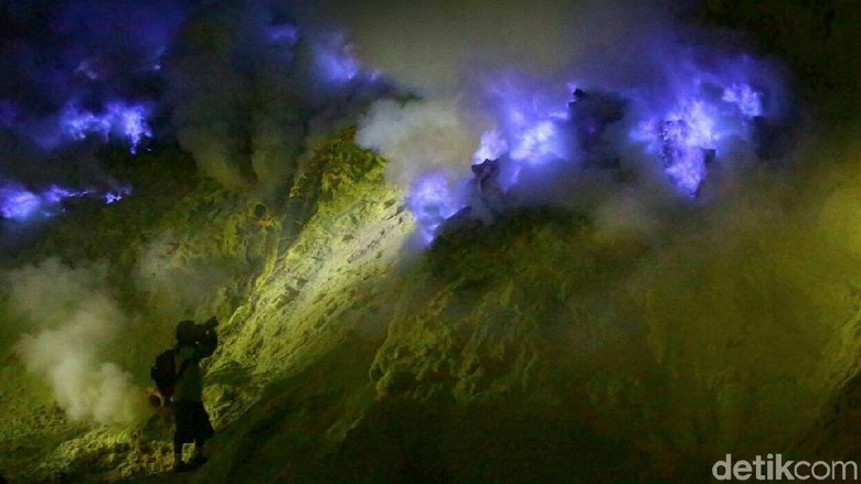 Minggu Dini Hari Obor Asian Games Dibawa ke Puncak Ijen Minggu Dini Hari Obor Asian Games Dibawa ke Puncak Ijen