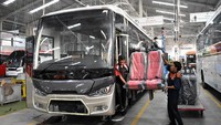 Bus Legacy Sky SR-2 XHD Prime memiliki desain yang tampak gagah. Bus tampil seperti sebuah double decker atau bus tingkat kalau dilihat dari bagian depan. Di bagian depan, terdapat lampu dengan desain khas Legacy SR-2. Ditambah dengan daytime running light (DRL) dan ornamen krom di bumper. Istimewa/Antara Foto/Aditya Pradana Putra.