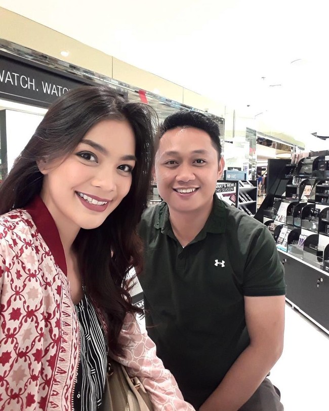 Kezia Warouw, Puteri Indonesia 2016, resmi bertunangan dengan kekasihnya Christian Rantepadang pada September 2017 lalu. Christian merupakan anggota kepolisian. Momen indah pertunangan mereka pun diunggah di Instagram pribadi Kezia. Foto: Dok. Instagram
