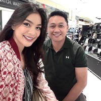 Kezia Warouw, Puteri Indonesia 2016, resmi bertunangan dengan kekasihnya Christian Rantepadang pada September 2017 lalu. Christian merupakan anggota kepolisian. Momen indah pertunangan mereka pun diunggah di Instagram pribadi Kezia. Foto: Dok. Instagram