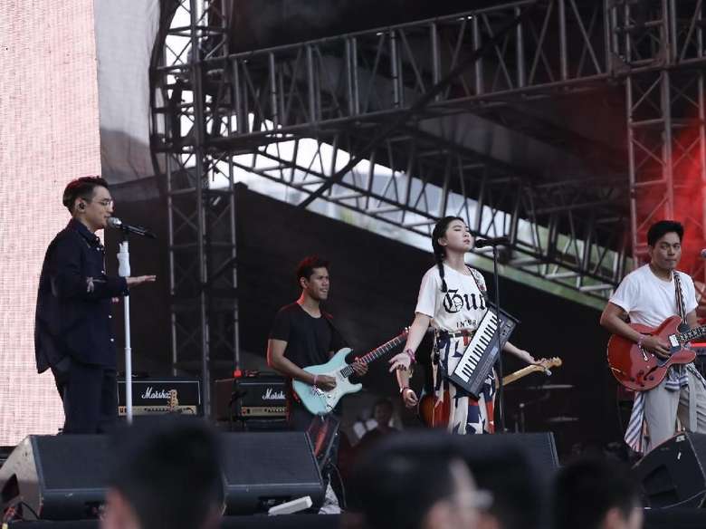 Afgan, Isyana dan Rendy Pandugo Ajak Karaoke Pengunjung We The Fest 2018 Afgan, Isyana dan Rendy Pandugo Ajak Karaoke Pengunjung We The Fest 2018