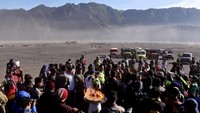 Warga mengerumuni kaldron Asian Games 2018 yang telah dinyalakan pada posesi kirab obor Asian Games 2018 di lautan pasir Gunung Bromo, Jawa Timur. Antara Foto/Zabur Karuru.
