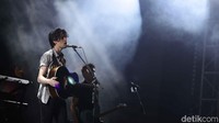 Sebuah intro panjang pun dibawakan untuk mengawali lagu terakhir dari James Bay malam itu. Hold Back the River pun menjadi penutup manis dari penampilannya.  Foto: Pradita Utama